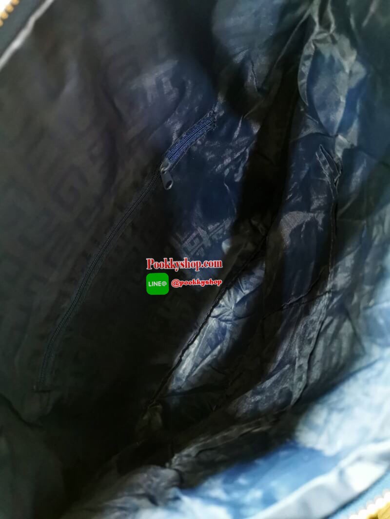 Best Seller!! Givenchy Parfums Black Leather Clutch (Premium From Counter Brand) กระเป๋าสะพายหนังนิ่มเรียบ Polyester100% สีดำเเบบสวยดูดีคลาสสิคไม่มีเอ้าท์ เปิดปิดด้วยซิป อะไหล่ทอง หัวซิปประดับพู่ ด้านหน้าปั้มโลโก้ GV ตัวใหญ่ ภายในมีช่องเล็กใส่ ipad กระเป๋