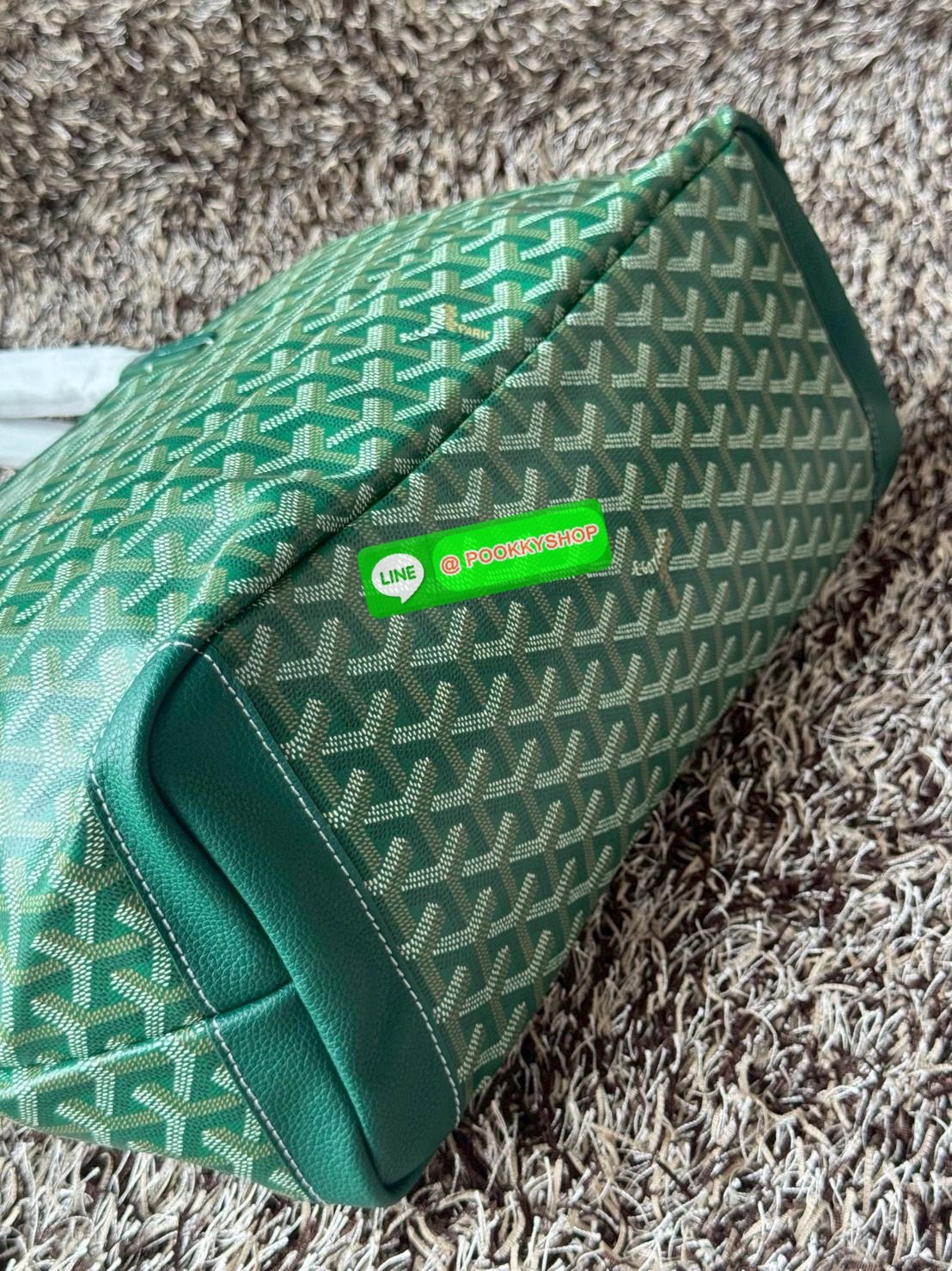 Goyard Artois MM Bag กระเป๋า Artois MM เป็นกระเป๋าที่มีซิปด้านบนเพิ่มคงามปลอดภัย ภายในพื้นที่กว้างเพื่อจัดระเบียบข้าวของของคุณ มันโดดเด่นด้วยฐานด้านล่างทั้งสองมุมเย็บต่อด้วยหนังใช้งานในแบบทางการหรือกึ่งทางการก็ได้