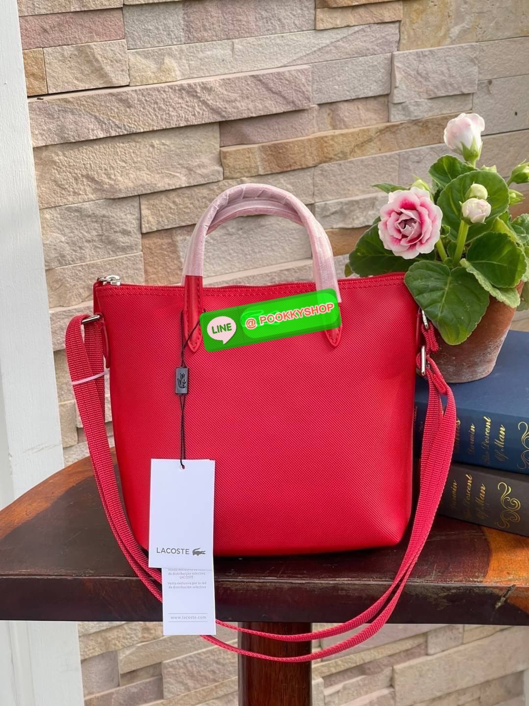 ลาคอส Women's L.12.12 Concept Petit Piqué Zip Tote กระเป๋าสะพายข้างทรง mini tote วัสดุ pvc100% เปิดปิดด้วยซิปเดียวด้านบนสะดวกใช้งาน ใส่มือถือได้ทุกรุ่น ด้านหน้ามีดีเทลโลโก้ปักดูโดดเด่น สายของกระเป๋ารุ่นนี้สามารถปรับความยาวได้ฟรีไซส์ เลือกสะพายได้ ไ