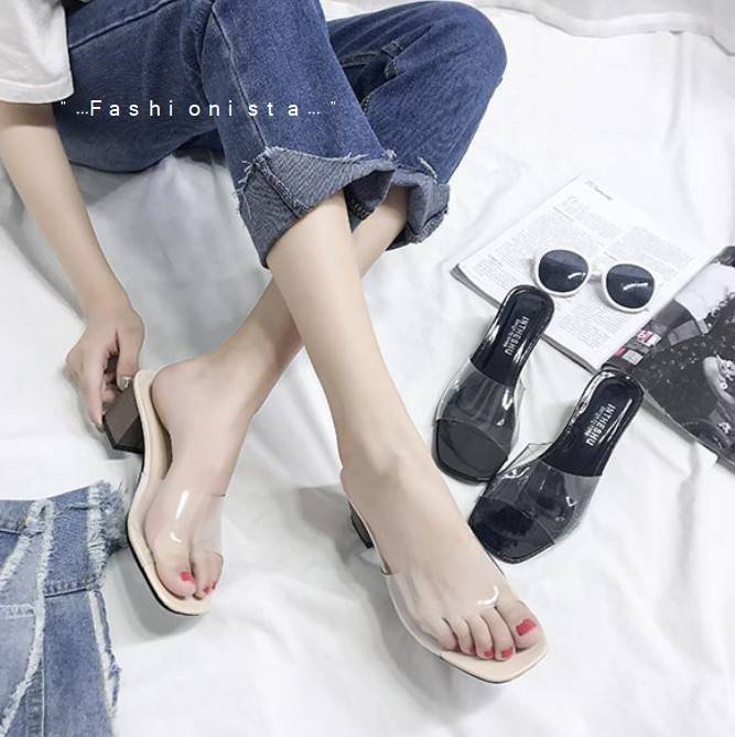 มาถึงแล้วจ้าา แบบขายดีลูกค้าถามหากันเยอะ รองเท้าทรงสวมส้นใหญ่ วัสดุ pu คัตติ้งแน่น สายคาดหน้าเป็นพลาสติกใส เนื้อหนานิ่ม ใส่สบายไม่บาดเท้า ส้นลายไม้ คู่นี้เน้นความเปลือยเท้า ส้นไม่สูงมากเดินง่าย แต่ใส่แล้วดูขาเรียวยาวขึ้น สวยเป๊ะดูแพงเลยค่ะ งานจริงเหมือนแบ