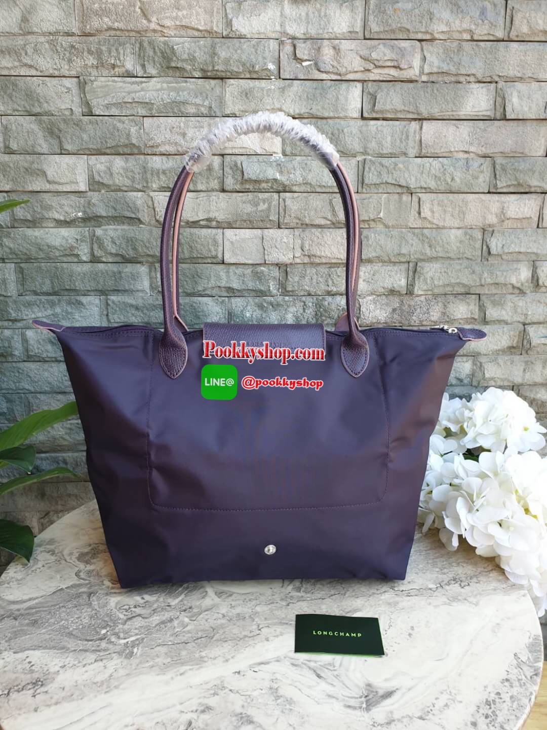 Longchamp Le Pliage Club Tote Bag Size L หูยาว วัสดุเนื้อผ้า Nylon Canvas เคลือบกันนำ้ ตัดด้วยหนังแท้ที่มีน้ำหนักเบา ดีไซน์เรียบง่ายแต่เต็มไปด้วยความคลาสสิก จนเป็นที่ชื่นชอบไปทั่วโลก Longchamp ปรับโฉม LE PLIAGE ด้วยการปักลายรูปม้า-ตราสัญลักษณ์ของแบรนด์บนผ