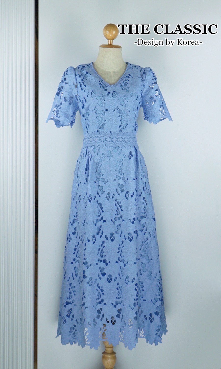 เดรสแฟชั่น เดรสยาวลูกไม้ คอวีแขนสั้น ใช้ผ้าลูกไม้เนื้อหนาอย่างดี ขึ้นลวดลายดอกไม้