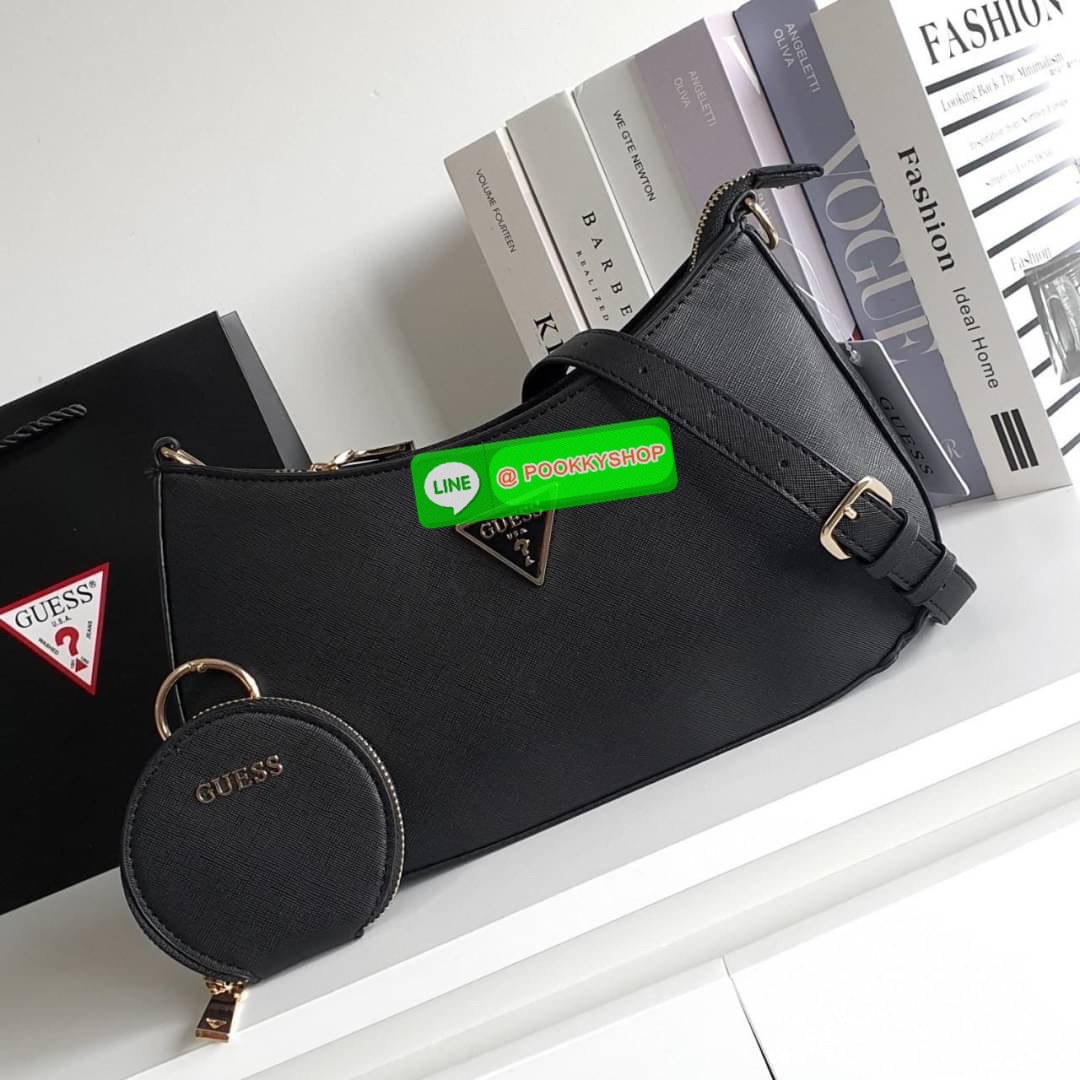 รุ่นใหม่ล่าสุด! GUESS ALEXIE TOP ZIP SHOULDER BAG กระเป๋าทรงยอดฮิต ซื้อ1ได้ถึง2ไอเท็ม วัสดุตัวหนังลาย SAFFIANO สวยหรู เปิดปิดด้วยซิปยาว ด้านในใส่กระเป๋าสตางค์ยาว มือถือได้ทุกรุ่น พร้อมช่องซิปและช่องใส่บัตรแยกให้ เพิ่มความน่ารักด้วย กระเป๋าใส่เหรียญใบเล็กท