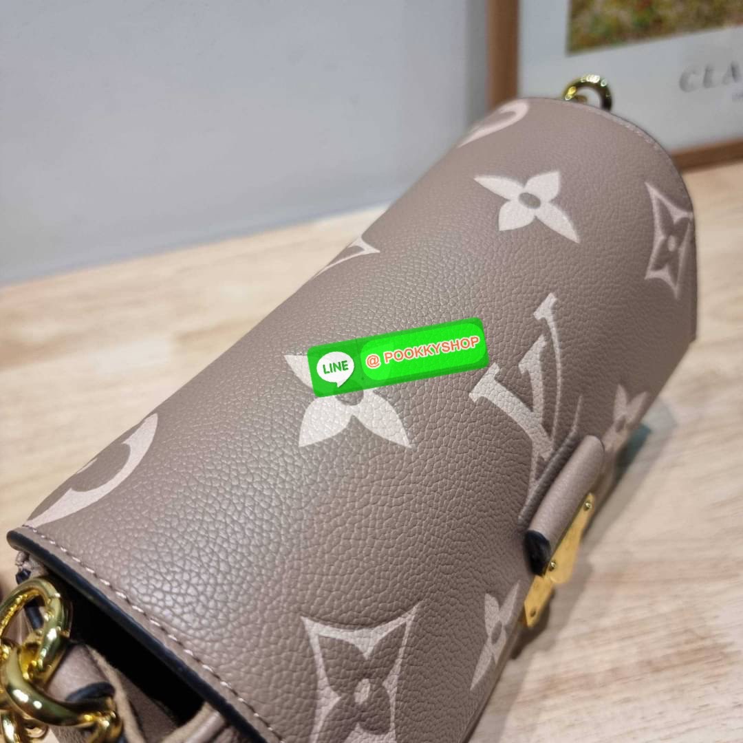 New in กระเป๋าสะพายคอลใหม่ล่าสุด สวยหรู ดูแพง ดีไซน์รูปทรงออกมาให้ใช้งานได้ง่าย เปิด-ปิดด้วยอะไหล่แม่เหล็ก ภายในโล่งกว้าง ใส่ของสำคัญได้ครบ มาพร้อมสายสะพายถึง 2 แบบ สายโซ่สะพายไหล่อัพความหรู และสายหนังที่ปรับยาวสั้นได้ สะพายข้างชิลๆก็ดูดี จัดให้พร้อมเสิร์