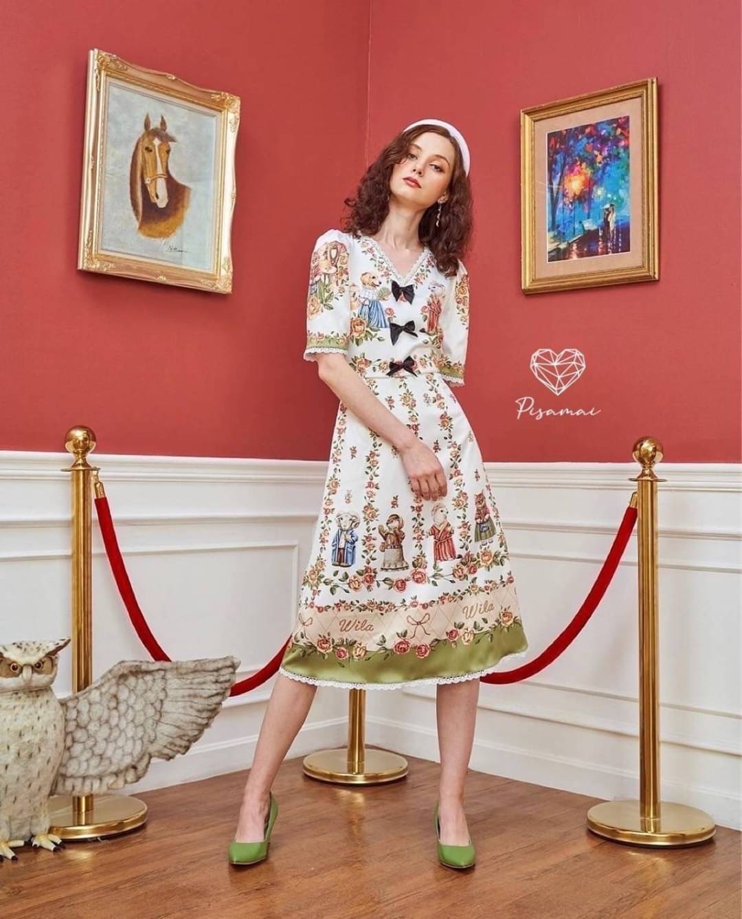 เดรสคอวีสีขาวมาในลายกราฟฟิกการ์ตูนวินเทจน่ารักๆ แต่งโบว์สีดำซ้อน3อัน ดีเท็ล10/10ไปเลยค่ารุ่นนี้ ปังมากๆค่า ที่สำคัญ ราคาฟาดๆ ใส่แซ่บๆเลยค่ารุ่นนี้ ใส่vacayถ่ายรูปกับแก๊งค์เพื่อนๆไม่มีผิดหวังเลยค่า ห้ามพลาดเลยน้าตัวนี้