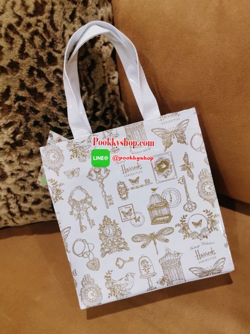 ลายนี้เข้าแล้วนะคะ! พร้อมส่งไอเท็มยอดนิยม! Harrods London Top-handle Shopping Bag กระเป๋า Shopping แบรนด์ดังจากอังกฤษรุ่นยอดนิยมวัสดุ PVC+Polyester 100% ของแท้เนื้อหนาอยู่ทรงกันน้ำ ขนาดกำลังดี น้ำหนักเบา เปิดปิดด้วยซิปสะดวกใช้หัวซิปปั้มโลโก้แบรนด์อะไหล่เง