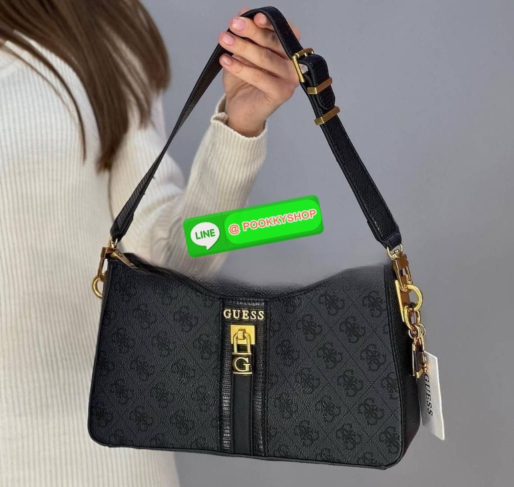 Guess แท้ Outlet กระเป๋าทรง hobo สะพายไหล่ สายสะพายหนังปรับระดับได้ ประดับด้วยพวงกุญแจแบรนด์ เปิดปิดด้วยซิป ด้านในซับในตราแบรนด์อย่างดี