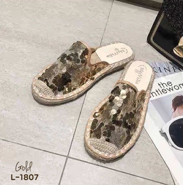 รองเท้าคัทชูเปิดส้น ทรงสวม ส้นแบน งานปักอะไหล่เก๋ งานสวยหรู งานเวอร์วังมากค่ะ รุ่นนี้ทรงสวยมาก มาพร้อมเกร็ด เงาวิ้งวับ