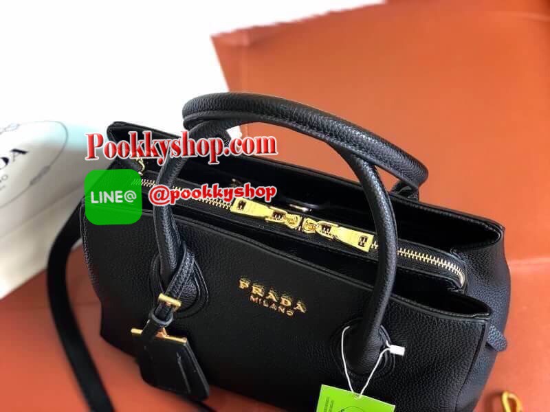 สินค้าพรีเมียมกิฟ กระเป๋าใส่น้ำหอม เครื่องสำอางค์ ของสมนาคุณขอบคุณลูกค้า VIP GIFT VIP MEMBER จากเคาน์เตอร์เครื่องสำอางค์ ⠀ Prada Limited edition กระเป๋าอเนกประสงค์ทรงสวยหนังลายลิ้นจี่ มีสายยาว เลิศมาก สะพายยาวหรือถือได้ค่ะ ขนาดใบกลาง ใช้แล้วสวยมากๆน้ำหนัก