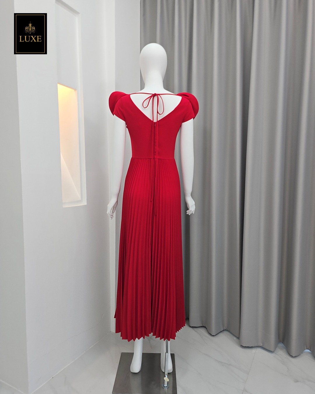 เดรสแฟชั่น เดรสเสื้อคอวีแขนกุด กระโปรงพลีทรอบตัว