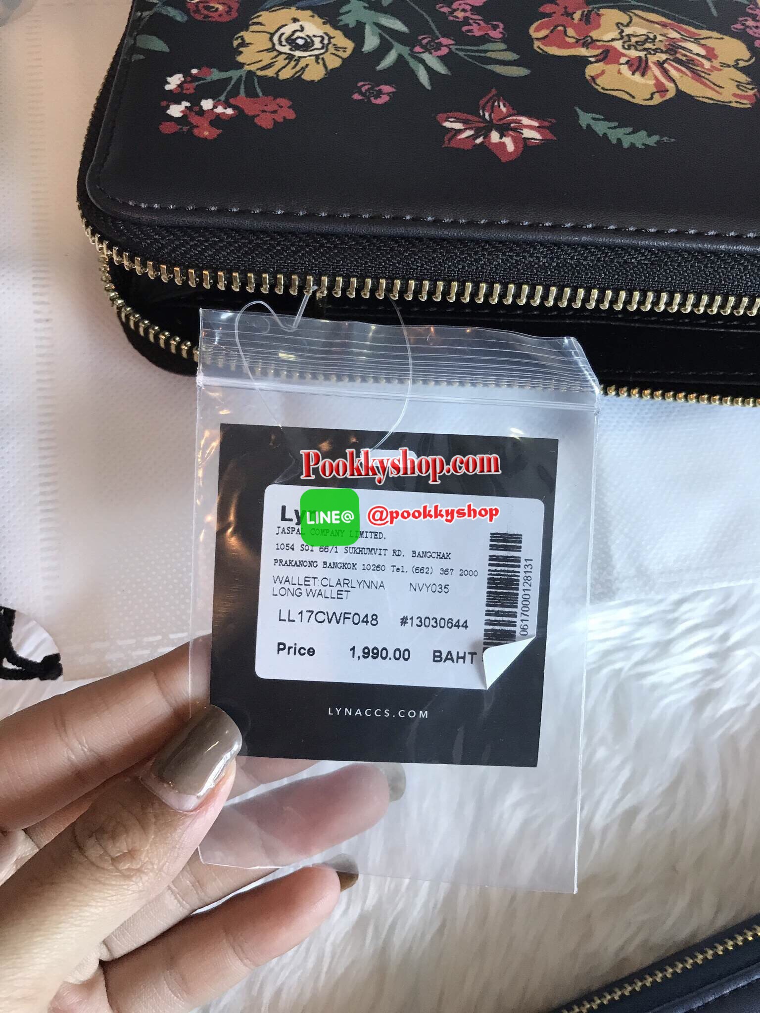 New arrival!! กระเป๋าเงินจาก LYN ชนช็อป แท้เอ้าเลท กระเป๋าเงินใบยาวซิปรอบ ด้านหน้าสกรีนลายดอกไม้และมีผีเสื้อนูนแต่ง สวยน่ารักน่าใช้สุดๆ ด้านหน้าแต่งโลโก้แบรนด์สีทอง อะไหล่สีทองเพิ่มความหรู หัวซิปปั๊มแบรนด์ ด้านในมีช่องซิปใส่เหรียญและช่องธนบัตร จุบัตร 12 ช