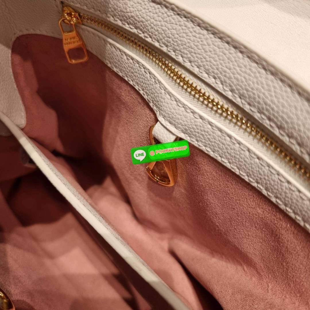 NEW IN!! LV capucines top handle วีไอพีพรีเมี่ยมกิ๊ฟจากเคาน์เตอร์ ที่สุดของความสวยในราคาเบาๆ กระเป๋าถือสุดหรู ดีไซน์ทรงคลาสสิค พร้อมลวดลายหรูหรา มาพร้อมหูจับในตัว ด้วยรูปทรงวินเทจและวัสดุหนังแท้ ขับผิว ทำให้ไอเท็มนี้สะกดทุกสายตาจริงๆ และยังมีลูกเล่นที่ฝาป