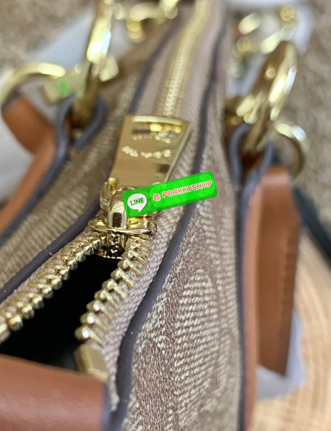 COACH 28989 KELSEY IN SIGNATURE CANVAS SHOULDER BAG กลับมาอีกครั้ง คุณภาพเต็ม100 เหมือนเดิม ไม่หักเลยจ้าา กระเป๋าทรงพัด หิ้วหรือสะพายข้างได้ หนังแท้ลายแคนวาส หนังนิ่มมากๆ สัมผัสแล้วคือใช่เลยจ้าา! เปิด-ปิดกระเป๋าแบบซิป ปากกระเป๋ากว้างหยิบจับสัมภาระง่าย ภาย