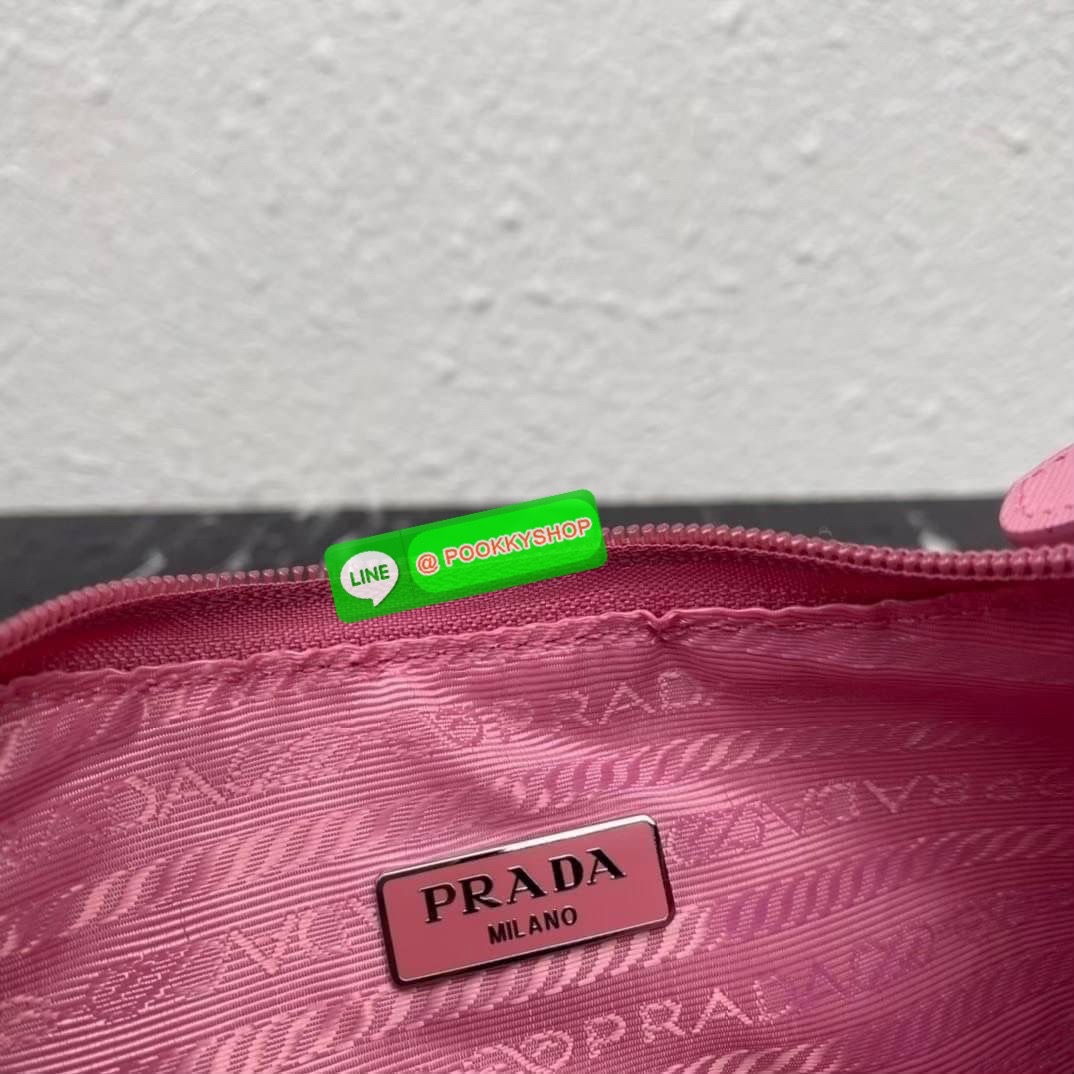 รุ่นใหม่แนะนำ!! รุ่นขายดีในตำนานค่ะ กับงานพรีเมี่ยมกิ้ฟท์ PRADA NYLON HANDBAGS ขนาดกะทัดรัด #อะไหล่เงิน วัสดุทำจากผ้าNylon อย่างหนา อยู่ทรง กันน้ำได้ หายห่วงคะ ด้านหน้ามีโลโก้แบรนด์ เปิดปิดด้วยซิป มาพร้อมสายผ้า ไม่สามารถถอดได้ ภายในบุผ้าลายPrada และป้ายโล