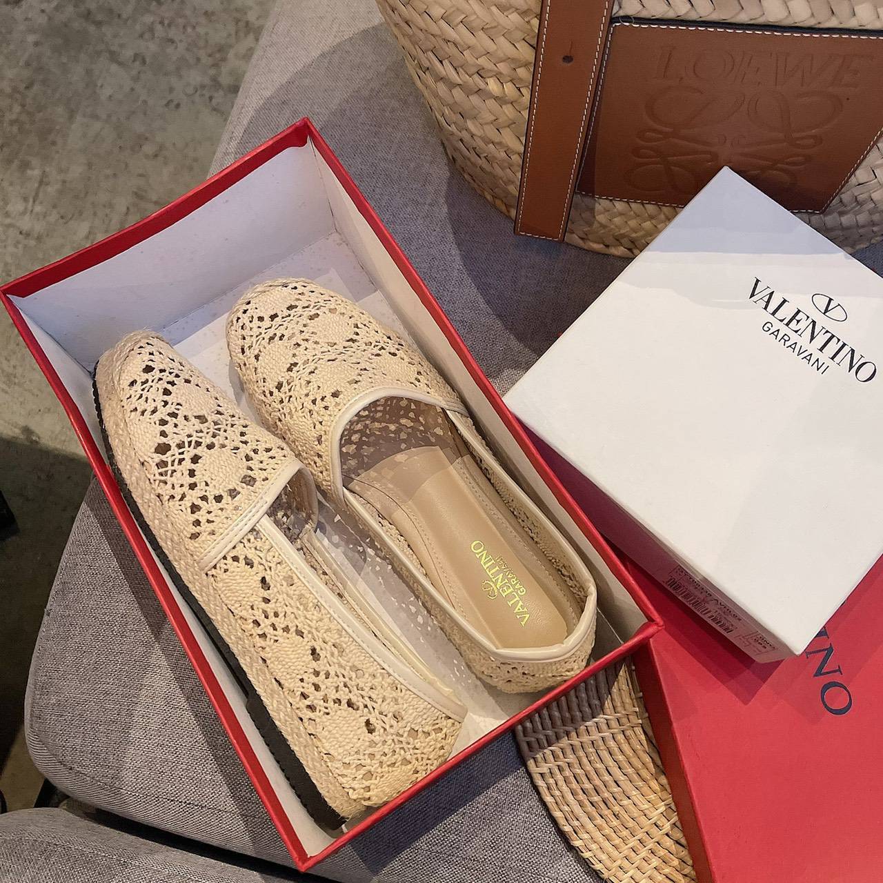 พร้อมส่ง ปังกว่านี้ ไม่มีอีกแล้ว ห้ามพลาดทุกประการสำหรับรุ่นนี้ ลูกไม้ Valentino ตัวใหม่ล่าสุด เพิ่งขายที่เรา ที่แรก ร้านอื่นไม่มีนะค่ะ บอกเลย หนังนิ่มสุด ใส่สบาย ทรงสวยมากกกก