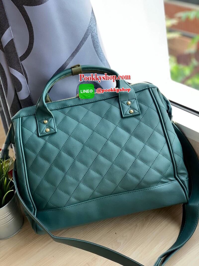 ANELLO (AH-H1862) QUILTING MOUTHPIECE 2-WAY SHOULDER BAG คอลเลคชั่นใหม่จากanello รุ่นคลาสสิค ที่ตัวกระเป๋าบุหนังpuด้วยหนังลายตารางนูนทั้งใบ ดูมีดีเทล ปากกระเป๋ายังคงมีโครงเป็นเอกลักษณ์ จะใส่โน้ตบุ้ค หรือเอกสาร สัมภาระต่างๆได้เยอะ มีช่องซิปใช้งานที่ด้านหน้