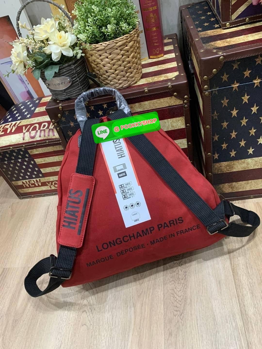 Longchamp by shayne oliver Backpack คอลเลคชั่นแบบลิมิเตทแบบเท่ๆ ที่ออกแบบโดย Shayne Oliver นักดีไซน์เนอร์ชื่อดังระดับโลก ด้วยรูปทรงกระเป๋าเป้ที่ออกแบบมาไม่เหมือนใคร สามารถจัดเป็นกระเป๋าใบใส่เสื้อผ้าได้อีกใบ ด้วยรูปทรงที่กว้างทำให้ใส่ของได้เยอะจุใจ กระเป๋า