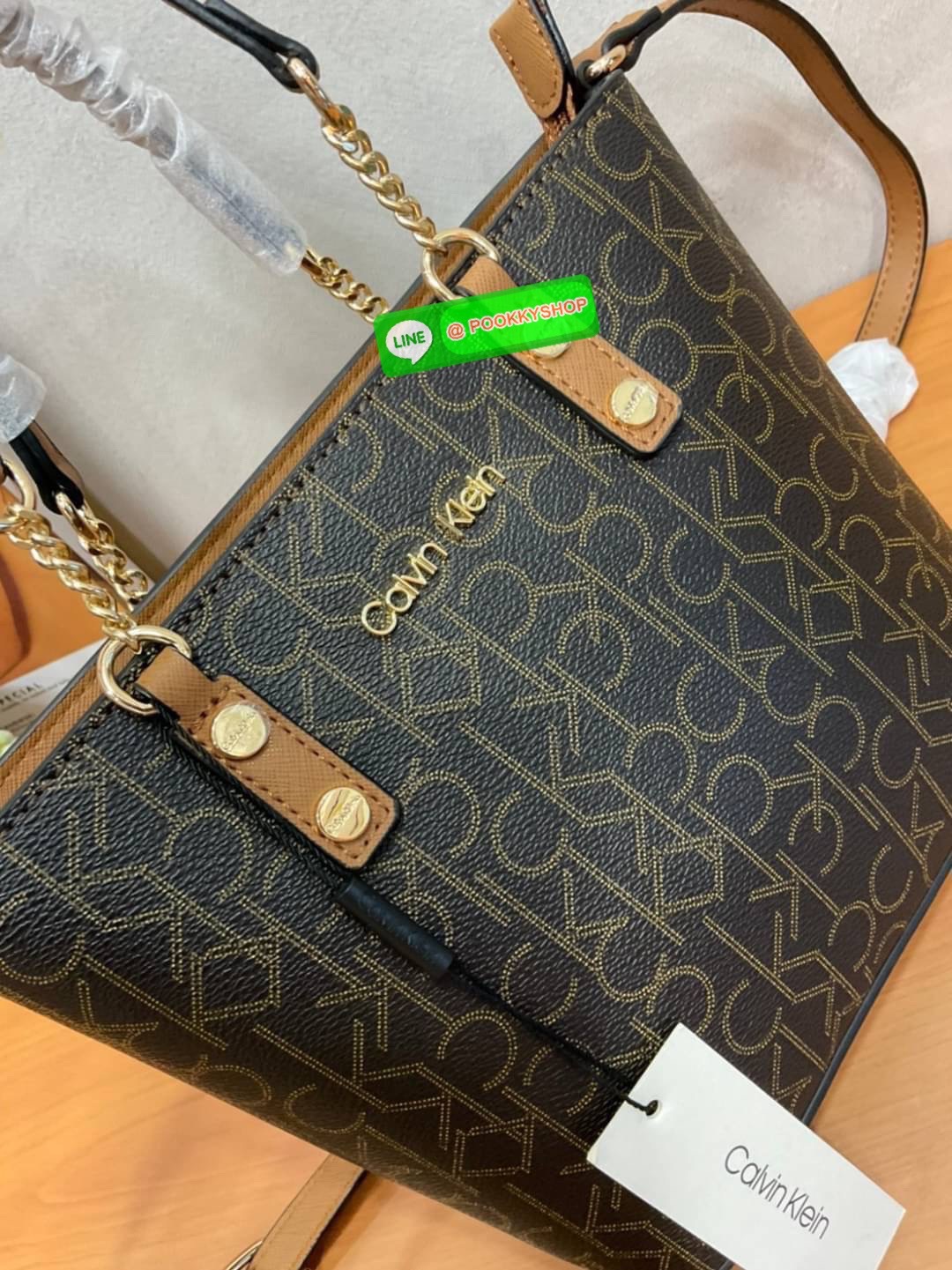 Calvin Klein Monogram Shopping Bag คอลเลคชั่นใหม่ล่าสุด ของมันต้องมี สวยหรูดูแพงมาก สำหรับรุ่นนี้!!! กระเป๋าถือ/สะพาย Crossbody รุ่นใหม่ชนช้อป รุ่นยอดนิยม วัสดุ PVC คุณภาพดี น้ำหนักเบา ด้านหน้าประดับด้วยโลโก้แบรนด์ ตัวกระเป๋าลาย monogram สวยหรู รอบใบ มาพร