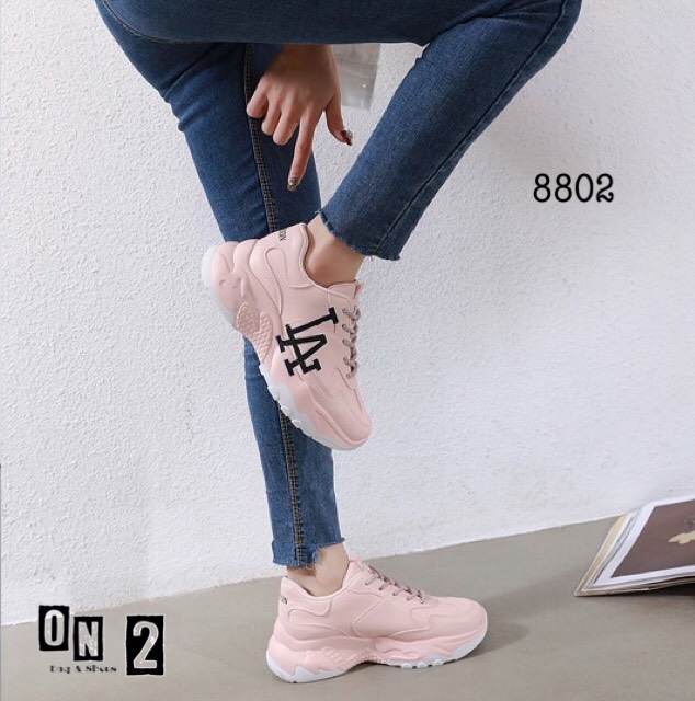 LA sneaker ผ้าใบหนังสไตล์แบรนด์ ทรงสวย คู่นี้ใช้วัสดุอย่างดีค่ะ ทรงสวยน่ารักมาก พร้อมส่ง 4 สี วันหยุดยาวนี้ มี รองเท้าใส่เที่ยวหรือยังค่ะ ถ้ายังแนะนำเลย ใส่เที่ยว ตวจ. หรือ ตปท.ก็สวยค่าาาา