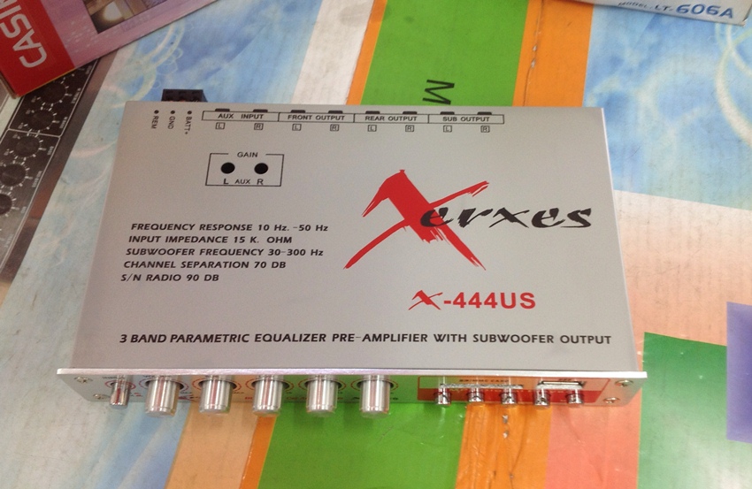 ด้านบนของ ปรีแอมป์รถยนต์ 3 แบนด์ ยี้ห้อ XERXES สามารถใช้ USB เล่น mp3 ได้