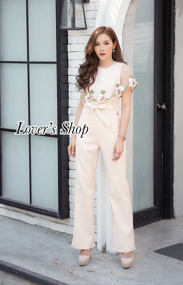 Lover's Shop Teg : Lover’s Shop Brand : - Detail : น่ารักน่าเลิฟ จั้มสูทแนวสาวหวาน ใส่แล้วดูไฮโซมีตังค์ค่ะ ดีเทลแต่ระบายผ้ามุ้งทอลายดอกไม้ ผ้ามุ้งนุ่มไม่คันแน่นอนค่ะ งานมีซับในอัดกาวอย่างดี งานซิบหลัง มีเชือกผูกเอว ทรงสวยเป๊ะ เป้าไม่รั้งแน่นอนค่ะ งาน
