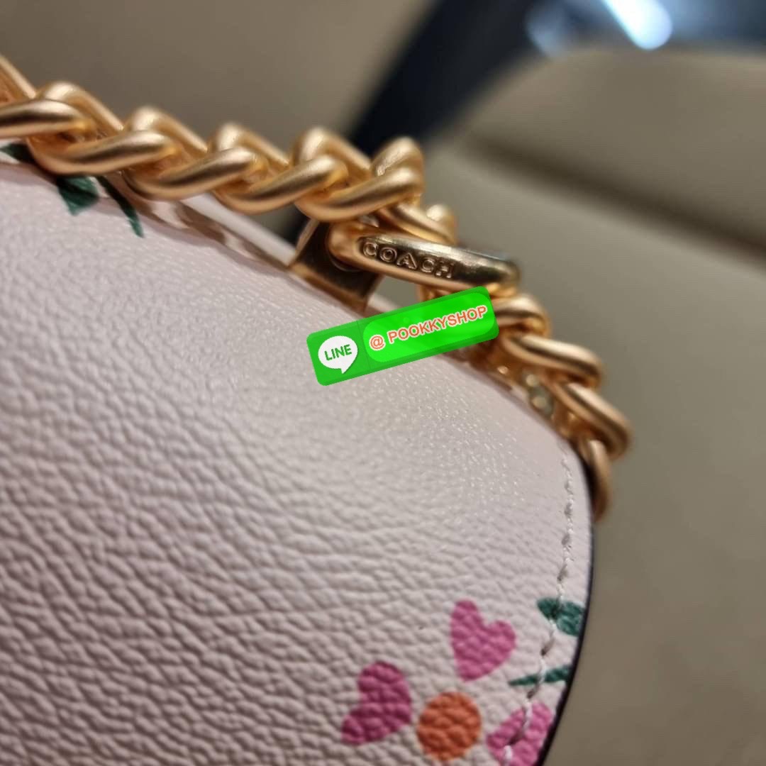 COACH C7596 KLARE CROSSBODY WITH HEART PETAL PRINT หนึ่งคอลเลคชั่นที่ฮิตไม่หยุดยั้ง!! ขายดิบขายดีทุกดีไซน์ รอบนี้มาตอบโจทย์สายหวาน ใหม่ล่าสุด น้องน่ารักม้ากกกก!! กับกระเป๋าสะพายข้าง โทนสีละมุนลูกคุณ!! คือดี!! เพิ่มลูกเล่นช่อดอกไม้หัวใจ ให้มีสีสัน สายสะพาย