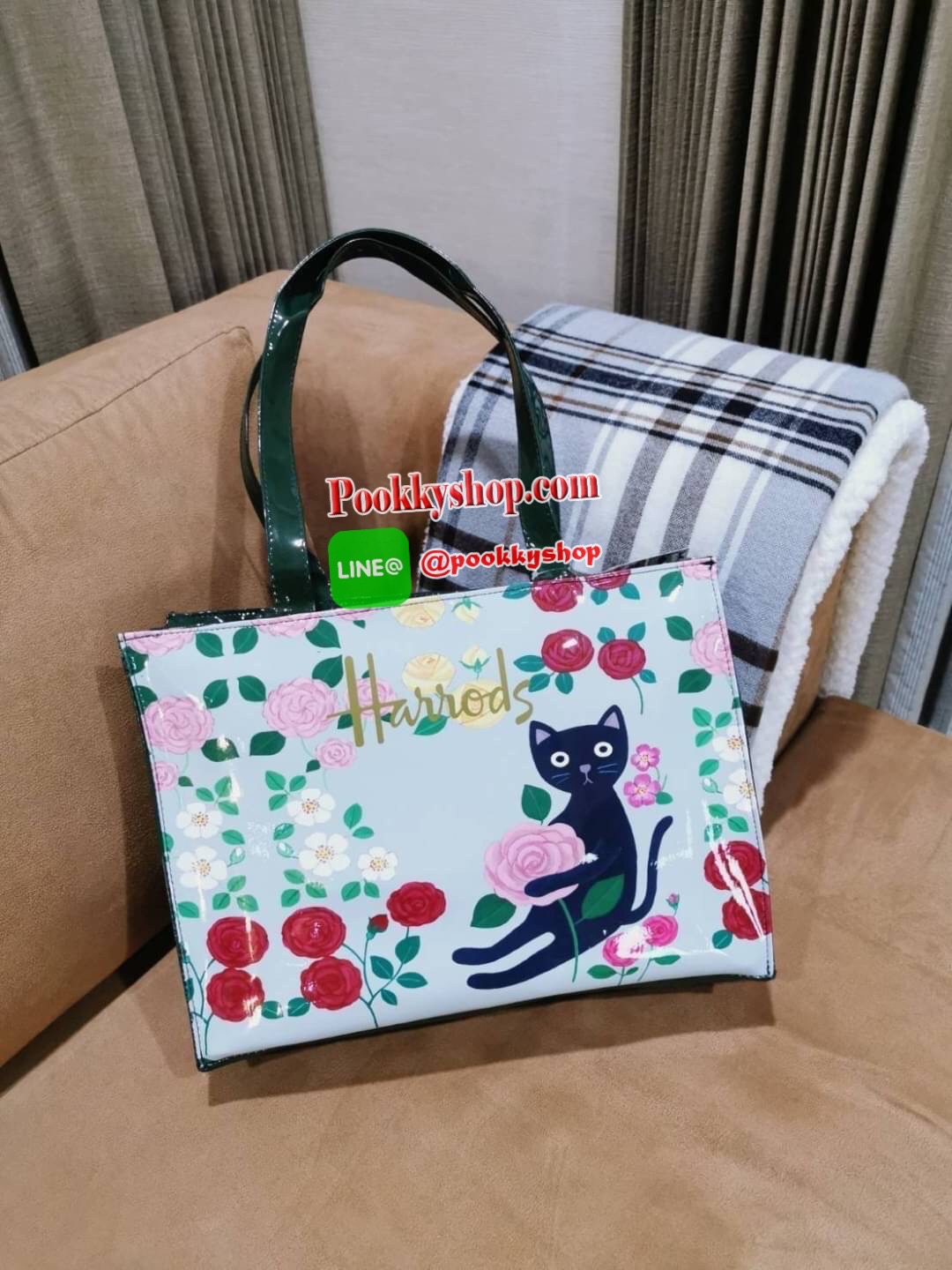 Restock พร้อมส่งแล้วค่ะ! Harrods London Top-handle Shopping Bag Large กระเป๋า Shopping Bag (Size L) แบรนด์ดังจากอังกฤษไอเท็มยอดนิยม PVC+Polyester 100% ของแท้ใบใหญ่ เนื้อหนาอยู่ทรง กันน้ำ แข็งแรง น้ำหนักเบา เปิดปิดด้วยซิปสะดวกใช้หัวซิปปั้มโลโก้แบรนด์อะไหล่