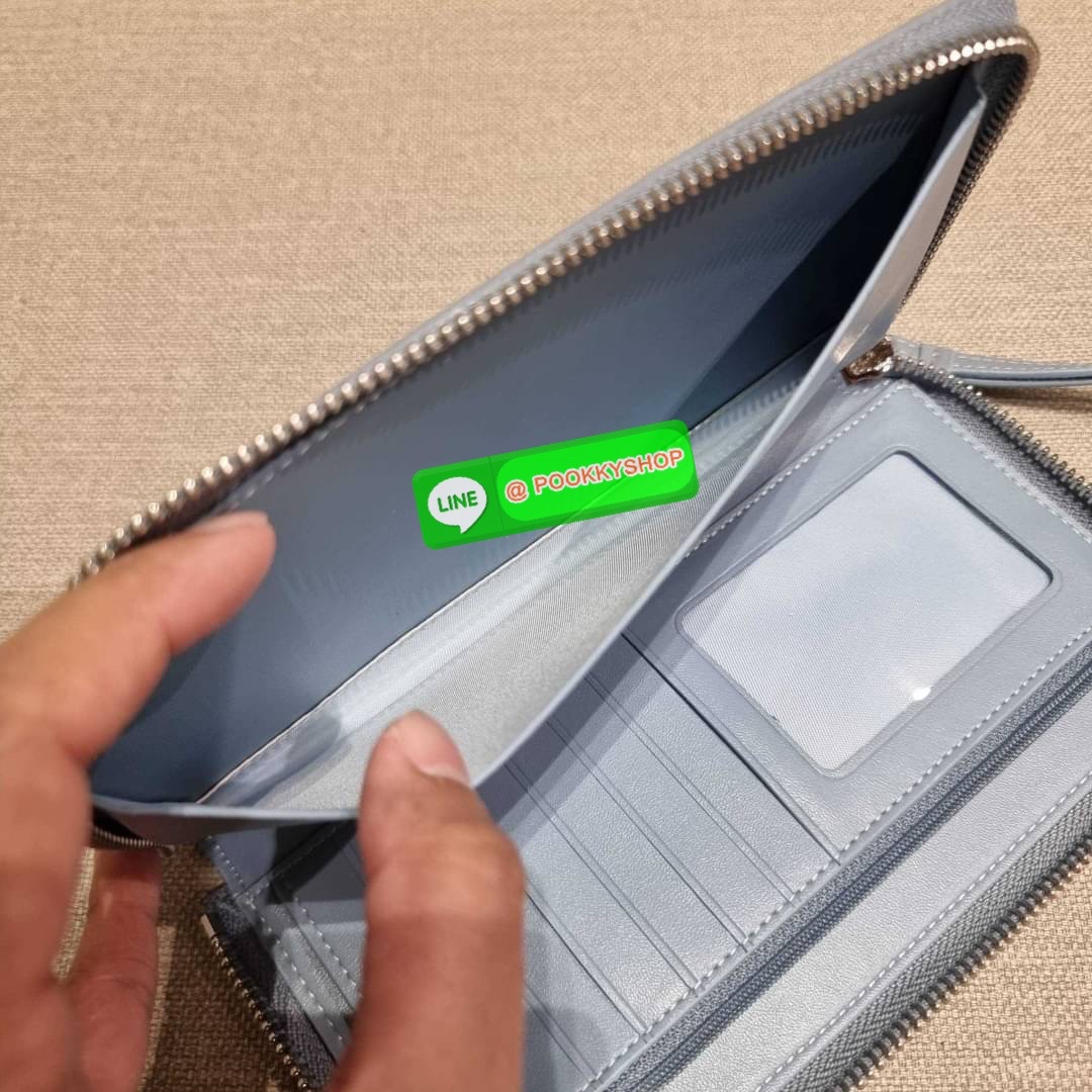 COACH C9073 DEMPSEY LARGE PHONE WALLET IN SIGNATURE JACQUARD WITH STRIPE AND COACH PATCH พร้อมเสิร์ฟความเลิศหรู กับคอลใหม่ล่าสุด กระเป๋าสตางค์ใบยาวกึ่งคล้องมือ สีสุดละมุน ถือใช้คือขับผิวสุด!! วัสดุผ้า jacquard สลับหนัง pepble มาพร้อมสายคล้องมือในตัว กันหล