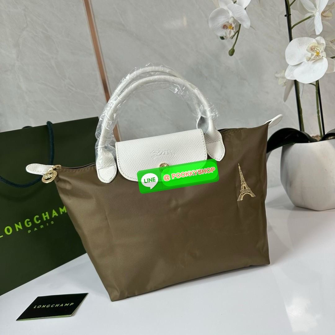 Longchamp Le Pliage Eiffel Tower Tote Bag S 🔖 Collection ใหม่ล่าสุดโดดเด่นด้วยลายปักหอไอเฟลขนาดกระทัดรัดจุของได้เยอะ 🔖วัสดุ : ไนลอนกันน้ำ 🔖เปิด-ปิด ด้วยฝาปิดกระดุมแป๊กมีซิปปิดด้านบน ภายในช่องโล่งกว้างสามารถใส่ iPad ได้ มีช่องแยกด้า