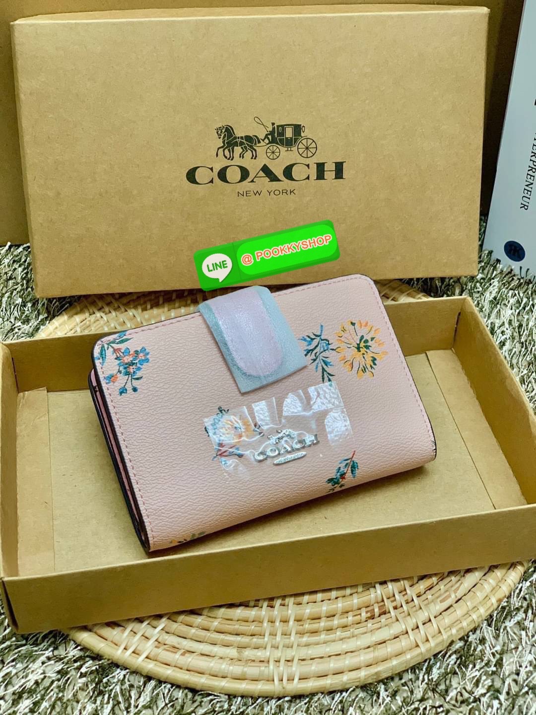 COACH MEDIUM CORNER ZIP WALLET WITH DANDELION FLORAL PRINT ((2855)) พร้อมส่งความสวย แถมความหมายดีด้วยค่ะ! กระเป๋าเงินใบกลาง ลายดอก Dandeloin ทั้งใบสวยงามมากๆนะคะ มีช่องใส่ธนบัตรหนึ่งช่อง;ช่องใส่บัตรได้ถึง10ช่อง;และช่องซิปสำหรับใส่เหรียญอีกหนึ่งช่องค่ะ &#x