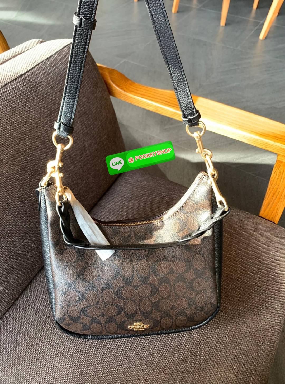 COACH JULES HOBO BAG ((C9189//9190)) 🌍พร้อมส่งที่ไทย! ต้องบอกก่อนว่าหนังรุ่นนี้อย่างดี นิ่มมากๆ สัมผัสแล้วรู้สึกละมุน กับกระเป๋าใบใหญ่ ทรงสวย เปิดปิดกระเป๋าแบบซิปมีหนังห้อยเพิ่มความเก๋ตรงหัวซิปค่ะ ภายในกระเป๋ากว้างมาก ใส่สัมภาระได้ครบครัน หายห่วงเ