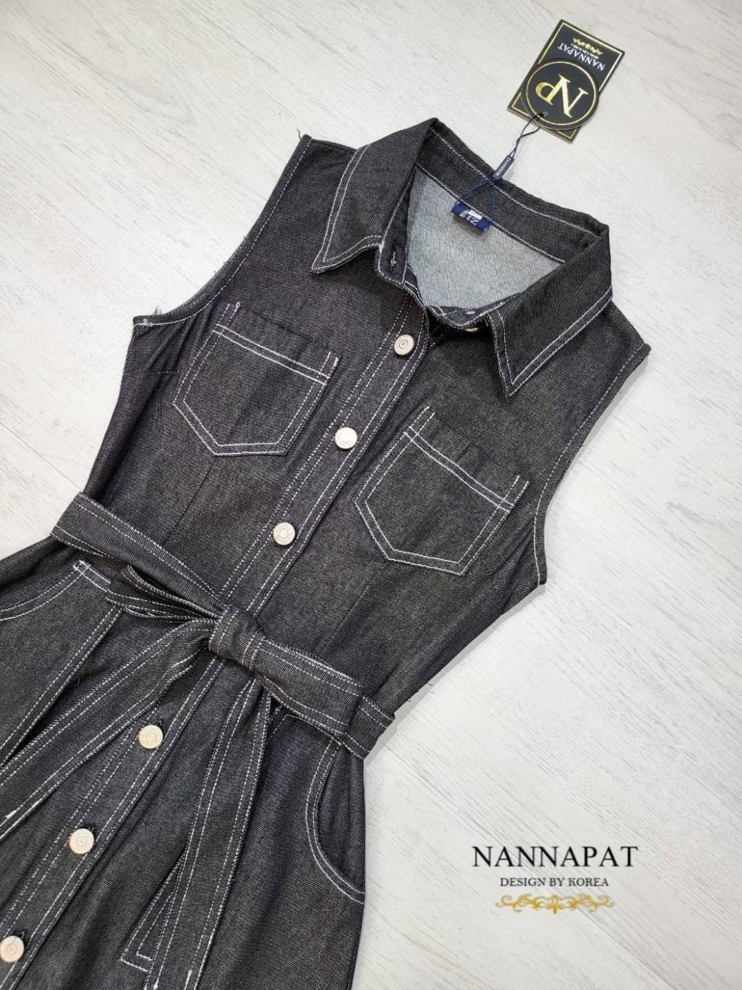 Dress ยีนส์ เรียบหรู ดูดีมีสไตล์ ใส่ได้เรื่อยๆเลยนะคะ ผ้าหนานุ่มใส่สบาย งานกระดุมหน้ายาว แต่งกระเป๋าเก๋ไก๋ ทรงสวย มาพร้อมสายรัดเอวที่ทำให้ชุดดูลงตัว ห้ามพลาด❗ ราคานี้คุ้มมากนะคะ มีติดตู้ใว้ได้หยิบมาใส่บ่อยแน่นอนคะ