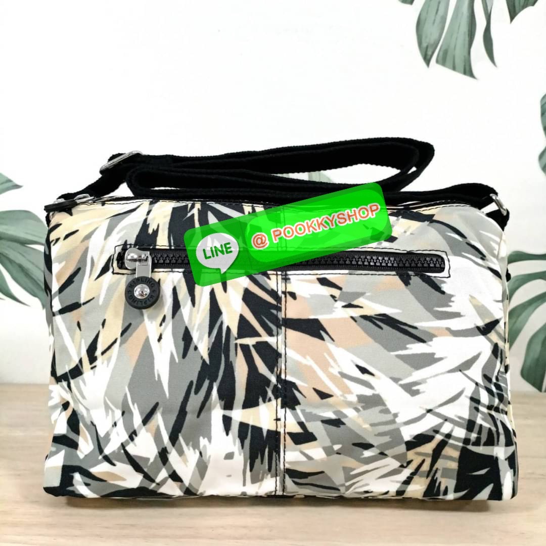 KIPLING RETH CROSSBODY BAG วัสดุ Nylon+polyester กระเป๋าสะพายข้างหรือ สะพาย Crossbody ได้ เปิด-ปิด ด้วยซิปปั๊มแบรนด์ที่หางซิป พร้อมช่องช่องหน้าแยกใส่ของใช้เล็กๆ น้อยๆ ได้ ช่องหลัก 2 ช่อง ด้านในโล่งกว้าง สามารถจุสัมภาระได้เยอะ มีช่องซิปด้านในและสายคล้องพวง