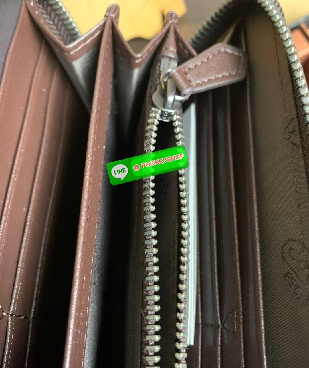 COACH ACCORDION ZIP WALLET IN SIGNATURE CANVAS กระเป๋าสตางค์ใบยาว ซิปรอบ ใช้งานง่าย ด้วยฟังค์ชั้น ด้านใน ใส่บัตรได้จุใจ มีช่องซิปใส่เหรียญตรงกลาง โดนใจหลายๆคนไปเรียบร้อยและคลาสสิค เรียบหรูดูแพงตลอดกาล ยกให้รุ่นนี้เลย