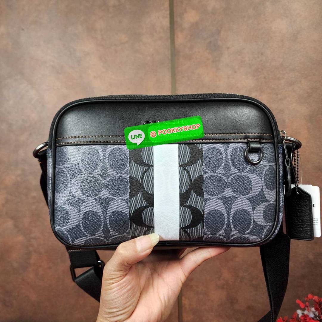 กระเป๋าสะพายข้างผู้ชาย COACH Graham Crossbody In Blocked Signature C9965 กระเป๋าผ้าเคลือบซิกเนเจอร์และหนังอย่างดี ภายในกระเป๋าเอนกประสงค์ ปิดซิปคู่ ซับในผ้า กระเป๋าสลิปด้านนอก สายปรับได้ยาว 25 นิ้ว สำหรับสะพายไหล่หรือสะพายข้าง