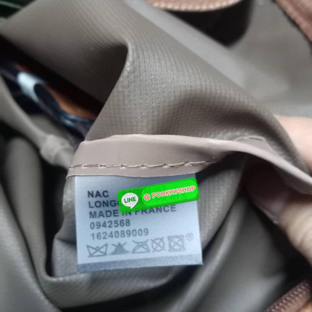 💕 LONGCHAMP BOXFORD TRAVEL BAG L กระเป๋าเดินทางขนาดใหญ่ มาพร้อมสายสะพายที่สามารถถอดได้ ให้คุณเลือกสะพายไหล่หรือถือได้ มีซิปรูดเปิดปิดกระเป๋าที่ให้คุณมั่นใจได้ว่าคุณจัดเก็บไอเท็มของคุณได้อย่างมิดชิด บ็อคฟอร์ด (BOXFORD) สะท้อนความเป็นเอกลักษณ์ของแบร