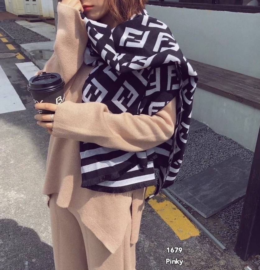 พร้อมส่ง ผ้าคลุมไหล่ fendi 1679 งานนำเข้า ผ้านุ่มมาก ใช้พันคอ คลุมไหล่ ผ้าห่มได้ มีความเก๋ตามฉบับแบรนด์ดัง หนาวนี้สาวๆสาวก fendi ต้องจัดเซตให้เข้ากันจ้า