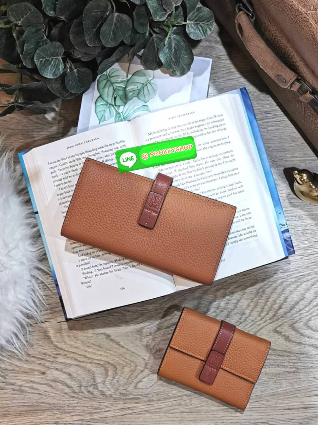 ✴️Don't Miss!✴️NEW! LOEWE LONG WALLET BAG VIP GIFT WITH PURCHASE-GWP กระเป๋าพรีเมี่ยมกิ๊ฟ Limited จาก LOEWE DUTYFREE COUNTER วัสดุหนังแท้เทคเจอร์สวยอยู่ทรงปั้มโลโก้แบรนด์ด้านหน้าเปิดปิดด้วยกระดุม ภายในมีช่องใส่ธนบัตรหลายช่อง ช่องหลักสาม