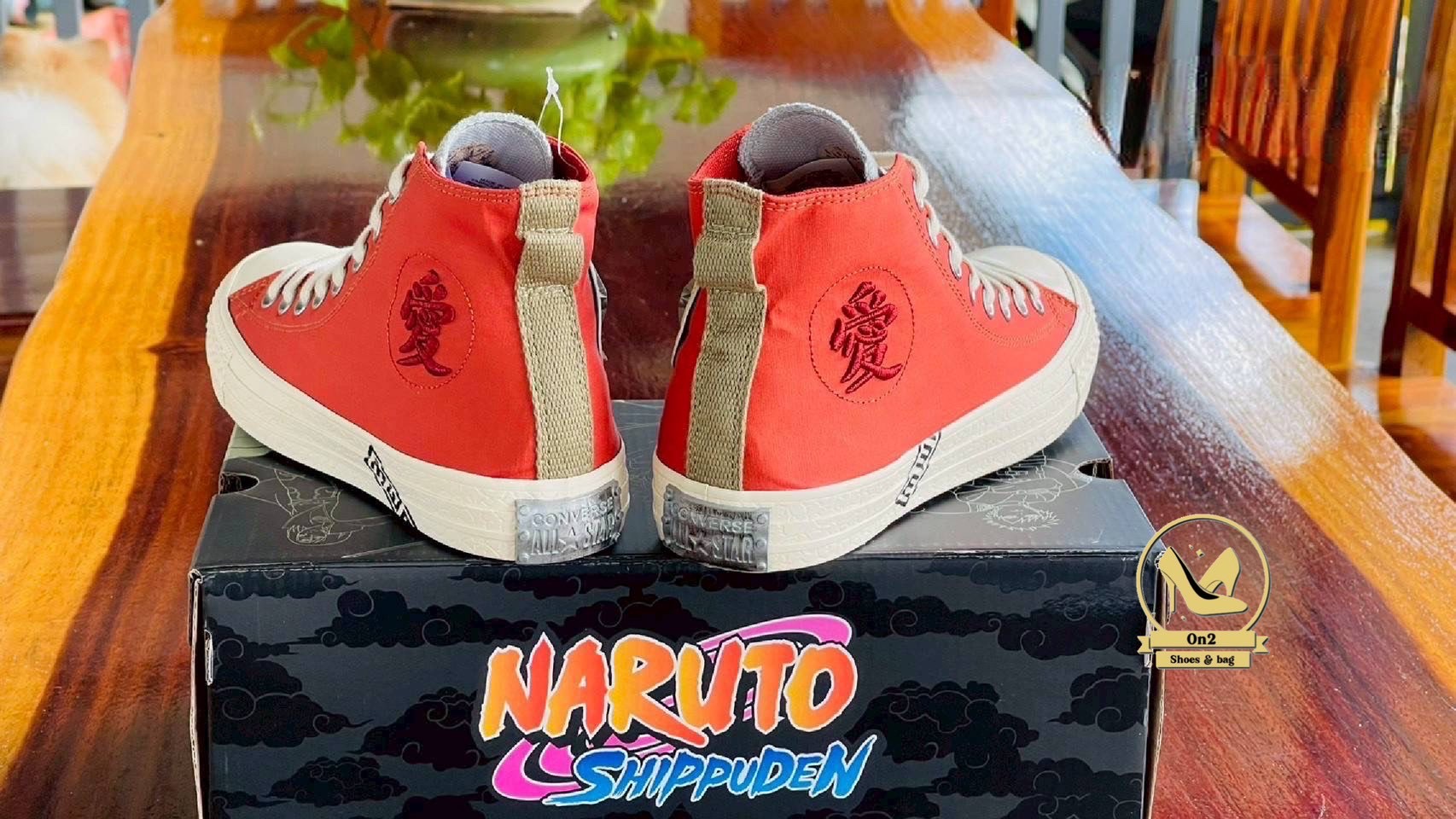 รองเท้าคอลแลบระหว่าง Converse กับแอนิเมะ Naruto Shippuden ซึ่งออกแบบมาโดยเฉพาะ โดยแต่ละรุ่นจะได้แรงบันดาลใจจากตัวละครต่าง ๆ เช่น Naruto, Sasuke, Gaara ฯลฯ ที่ถูกถ่ายทอดผ่านสีสันและลวดลายบนรองเท้าอย่างชัดเจน ถ้าคุณเป็นแฟนของ Naruto และอยากได้รองเท้าที่สวย