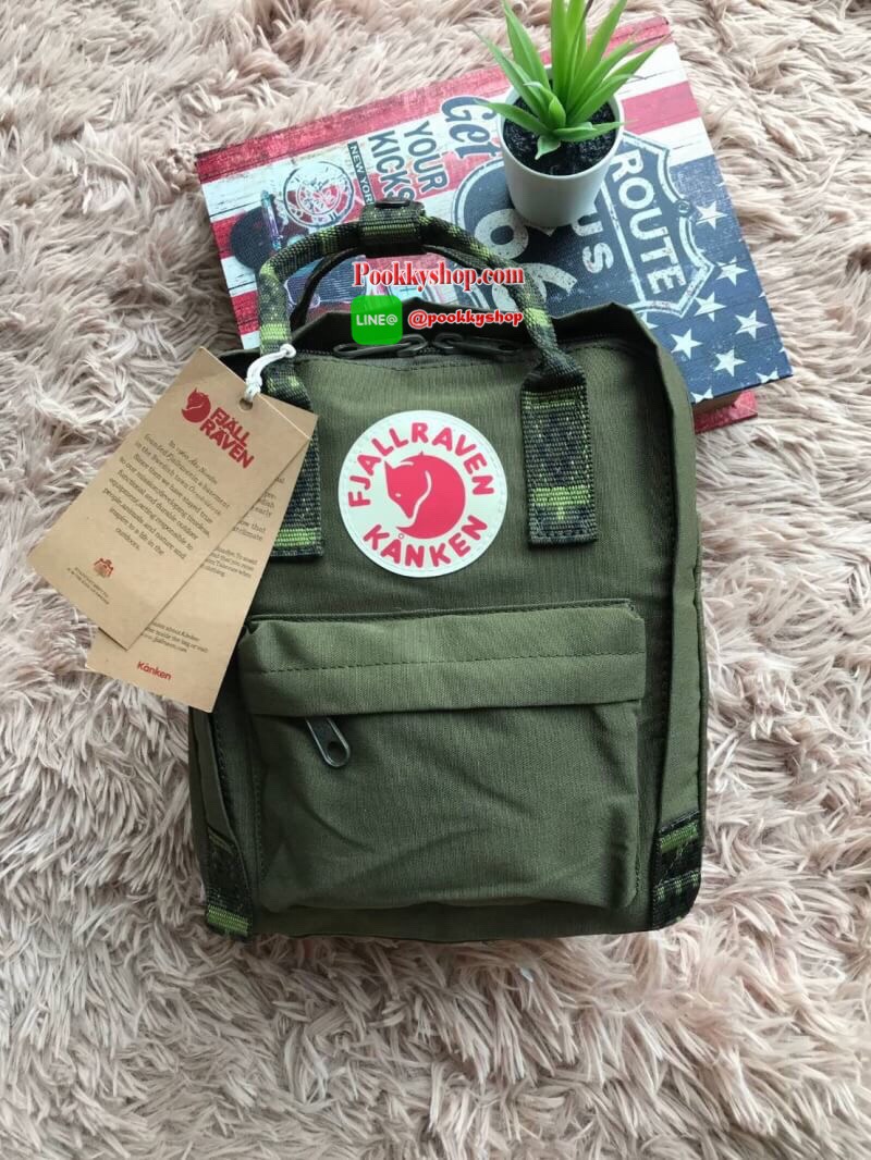 Kanken backpack รุ่น mini แบรนด์ดังจากสวีเดนที่นิยมกันมากในหมู่วัยรุ่น กระเป๋าเป้ที่มีน้ำหนักเบา แต่มีความทนทาน และช่องว่างต่างๆมากขึ้น มีซิปหน้าสำหรับใส่ของกระจุกกระจิก และหูหิ้วทั้งด้านหน้าและด้านหลัง สำหรับการหิ้วถือได้สะดวก ใส่มินิไอแพค กระเป๋าสตางค์ย