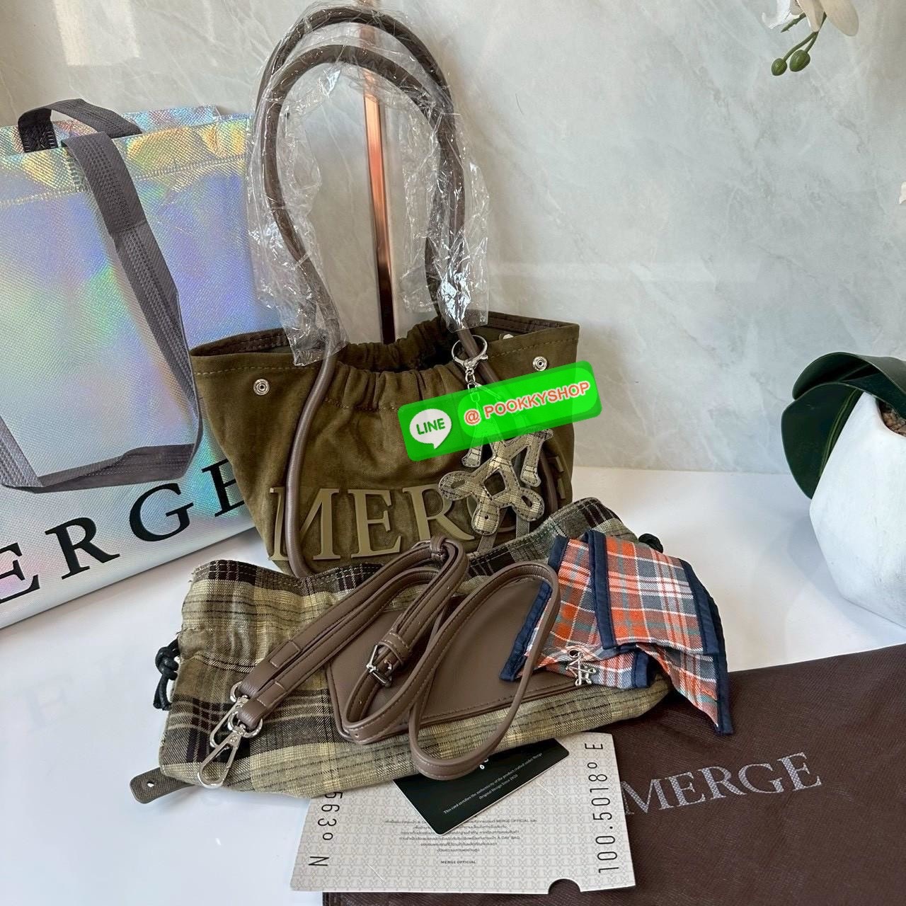 A Day Bag Mini’ in suede กระเป๋าหนังกลับเนื้อเนียน สายเกาหวานปนเท่ MERGE คอลเลกชันพิเศษ ดีไซน์เก๋พร้อมพวงกุญแจลายพิเศษ เข้าเซ็ตสุดคุ้ม!ใบเล็กสามารถ พกพาง่าย น้ำหนักเบา กระเป๋าหูรูดด้านใน ผลิตจากผ้าลายสก็อต ตัวกระเป๋ามี Snap ด้านข้าง ที่สามารถพับปีกกระเป๋า