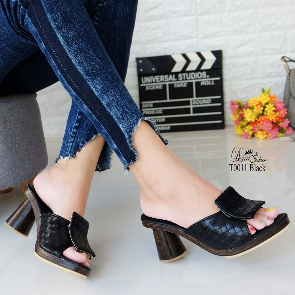 งานส้นไม้ทรงเชมเปญ ส้นสูงไม้ที่ทำให้คุณดูเก๋กว่าใคร ด้วยงานส้นทรงแก้วเชมเปญ ตัดกับวัสดุหนังพียูเกรดคุณภาพพรีเมี่ยม ทรงสวยสุดตา โดนใจเมื่อสวมใส่แนนอนคะ