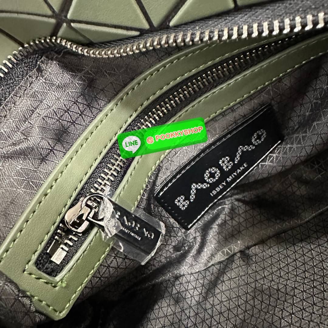 Bao Bao issey Miyake Tonneau Small Matte Bao Bao Issey Miyake รุ่น TONNEAU (ทอนโนะ) กระเป๋าทรง Boston Bag ที่โดดเด่นด้วยลายแพทเทิร์น 3 เหลี่ยมด้านเท่าเรียงต่อกัน ทำให้กระเป๋าใบนี้มีความโดดเด่นทั้งในเรื่องของดีไซน์ที่ทันสมัย และการใช้งานที่ครบทุกฟังก์ชั่น
