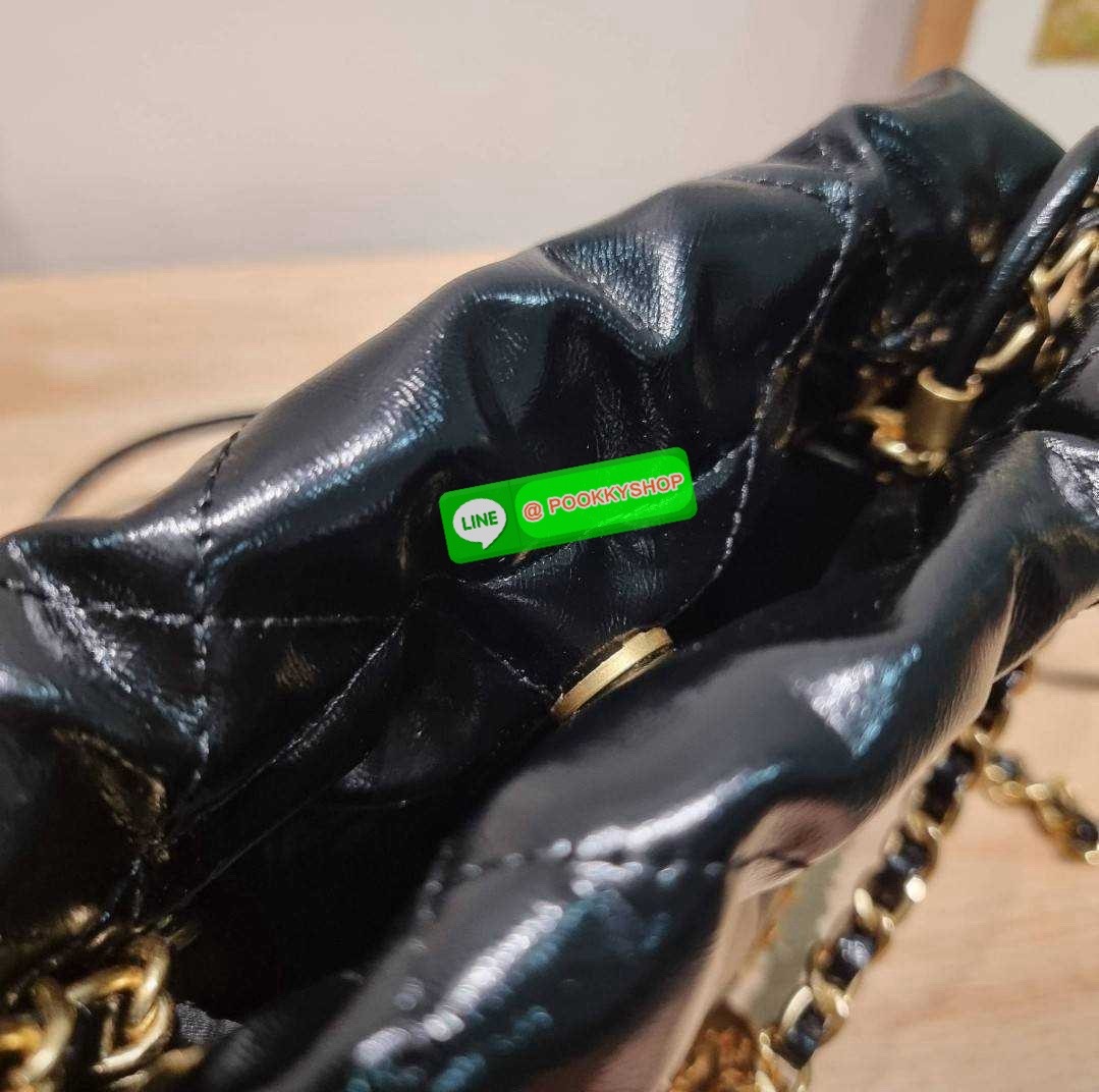 Chanel 22 mini bag 🔆 Details เกินต้านที่สุดกับไอเท็มนี้ ที่สาวๆหรือใครๆก็ต้องมีแล้ว!! มาในไซส์มินิ น่ารักจริงจัง!! แค่เห็นก็หลงรัก กับกระเป๋าสะพาย ดีไซน์เรียบแต่มีความหรูแอบซ่อนอยู่ ด้วยความโดดเด่นจากสายสะพายโซ่สีทอง และเหรียญโลโก้ เพิ่มความแพงไปอ