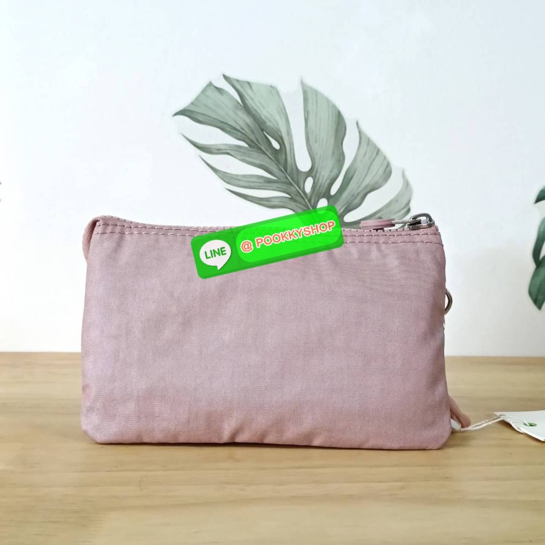 Kipling Creativity Large Pouch วัสดุ Nylon 100% กระเป๋าคล้องมือขนาดพอเหมาะ 7.25 นิ้ว พกพาสะดวก เปิด-ปิดด้วยซิปเดียวใช้งานง่าย ด้านในมีช่องกว้าง 2 ช่องและช่องซิปเล็กตรงกลางอีก 1ช่อง ใช้งานได้สะดวก สามารถใส่มือถือ 7.5 นิ้วได้ กุญแจรถ ธนบัตรได้ ล็อตนี้มาพร้อ