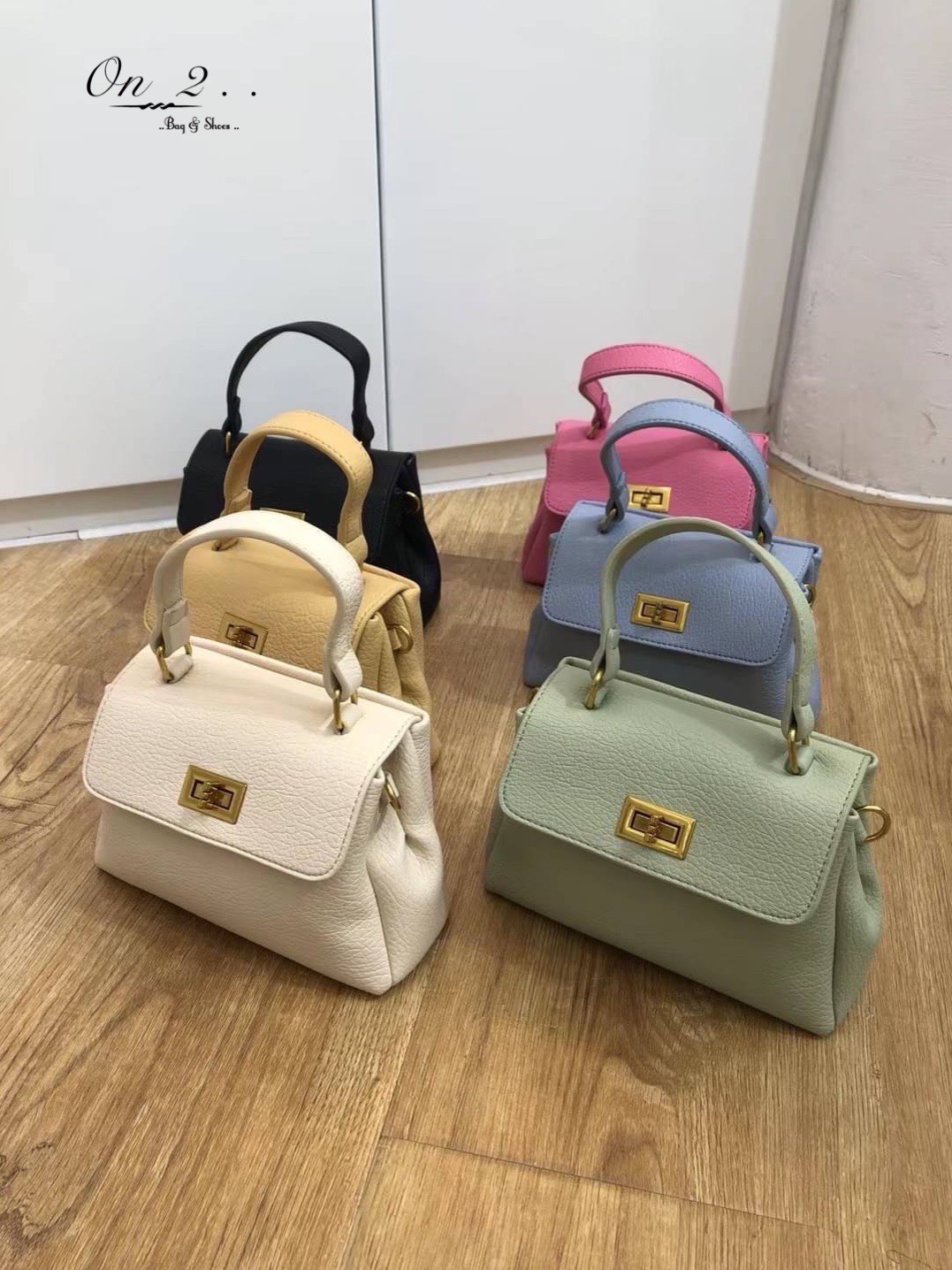 ♥️Korean Style crossbody bag♥️ 🔸กระเป๋าสะพายข้างทรงเหลี่ยม หนังนิ่ม อยู่ทรง 🔸มีหูหิ้ว&สายสะพายข้างยาว 🔸สายยาวเป็นสายหนังปรับได้