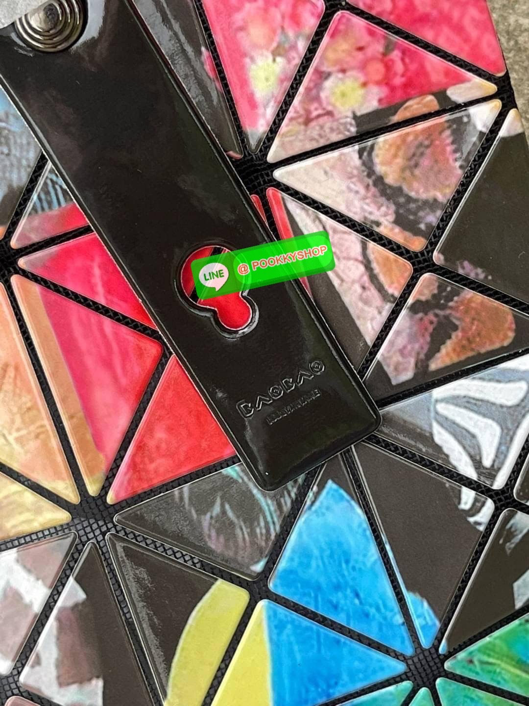 Baobao Issey Miyake Creature Geo Flat Tote Bag คอลเลคชั่นใหม่ล่าสุด ที่ผสมผสานแพทเทิร์นลวดลายใหม่อันน่าสนใจเอาไว้ เป็นซีรีส์ที่ถ่ายทอดถึงความงดงามของรูปทรงที่เคลื่อนไหวอย่างอิสระ ซึ่งถูกรังสรรค์ขึ้นตามห้วงอารมณ์อย่างไม่มีรูปแบบ ตำแหน่งการจัดวางแพทเทิร์นขอ