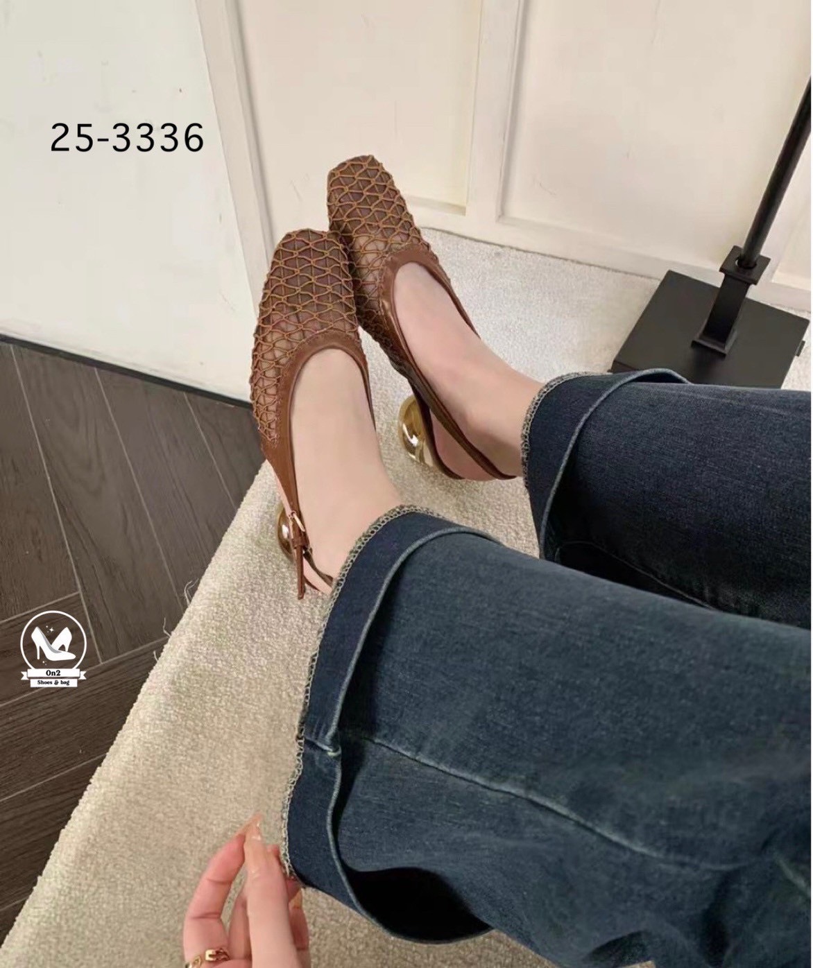 รองเท้าทรงบัลเล่ต์ ส้นสูงรัดส้น สวย หรู ดูดี มีสไตล์ ตอบโจทย์สาว ๆ ที่มองหาความสบายแต่ยังคงความแฟชั่น ด้วยดีไซน์หัวเหลี่ยมและ ส้นแก้วทรงกลม ที่เป็นเอกลักษณ์ ทำให้ดูทันสมัยและโดดเด่นไม่ซ้ำใคร