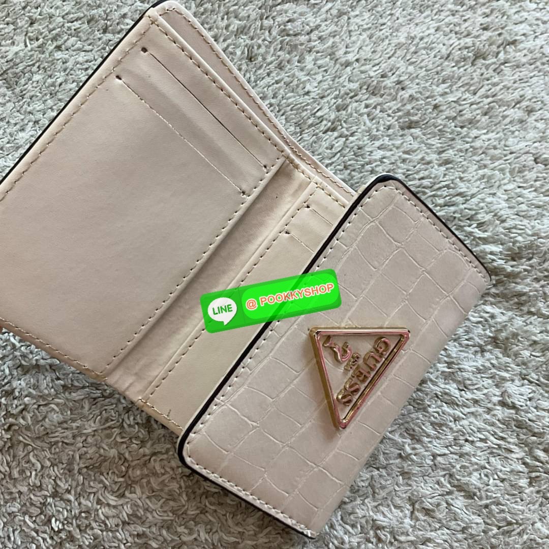 รุ่นใหม่ล่าสุด! GUESS SHORT WALLET กระเป๋าสตางค์ใบสั้นสองตอน วัสดุตัวหนังลายสวยหรูพิมพ์ลายทั้งใบ เปิดปิดด้วยกระดุม ด้านในบุผ้าปั้มแบรนด์มีช่องใส่รูป และใส่บัตรได้อีกหลายช่อง มาพร้อมช่องใส่ธนบัตรหนึ่งช่อง สวยคุ้ม สไตล์มินิ สำหรับคนไม่ชอบพกเงินเยอะ แนะนำใบน