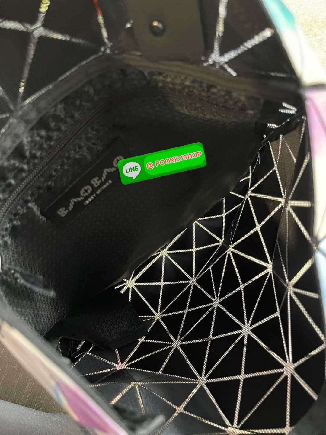 Baobao Issey Miyake Creature Geo Flat Tote Bag คอลเลคชั่นใหม่ล่าสุด ที่ผสมผสานแพทเทิร์นลวดลายใหม่อันน่าสนใจเอาไว้ เป็นซีรีส์ที่ถ่ายทอดถึงความงดงามของรูปทรงที่เคลื่อนไหวอย่างอิสระ ซึ่งถูกรังสรรค์ขึ้นตามห้วงอารมณ์อย่างไม่มีรูปแบบ ตำแหน่งการจัดวางแพทเทิร์นขอ